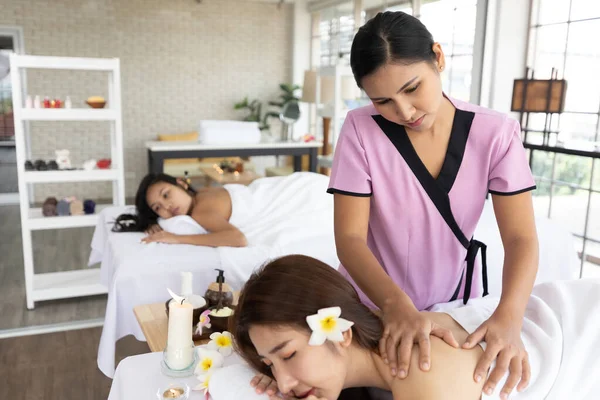 Jong Aziatisch Masseur Het Hebben Van Massage Vrouw Klant Spa — Stockfoto