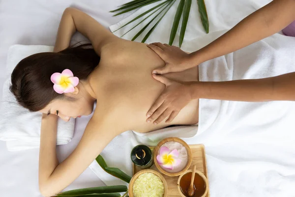 Jong Aziatisch Mooi Vrouw Genieten Slapen Ontvangst Terug Massage Spa — Stockfoto