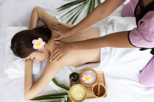 Jong Aziatisch Mooi Vrouw Genieten Slapen Ontvangst Terug Massage Spa — Stockfoto