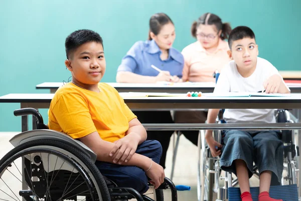 Portret Azjatycki Niepełnosprawnych Dzieci Stracił Nogi Siedzi Wózku Inwalidzkim Klasie — Zdjęcie stockowe