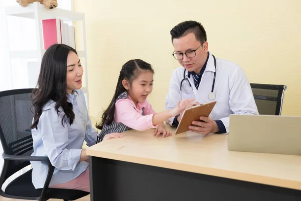 Asijský Lékař Mluvit Ptát Pacienta Informace Pro Dítě Matku Klinice — Stock fotografie