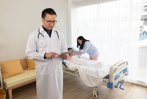 Asiatisk Läkare Som Håller Tabletten Och Hittar Patientinformation Sjukhus — Stockfoto