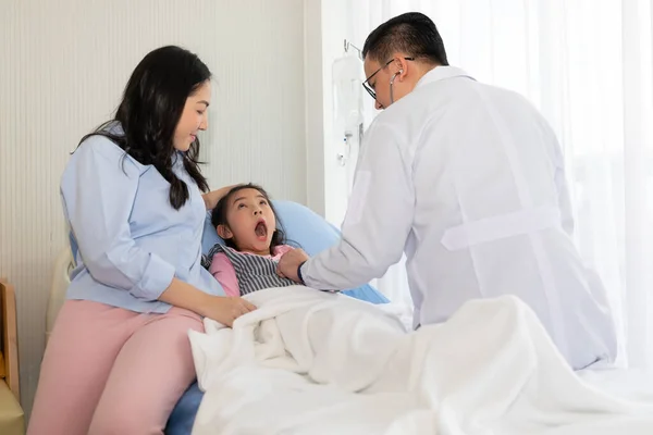 Asiatisk Läkare Undersöker Ett Barn Flicka Med Stetoskop Och Mor — Stockfoto