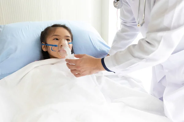 Asiatisk Barn Flicka Patient Som Får Artificiell Ventilation Från Läkare — Stockfoto