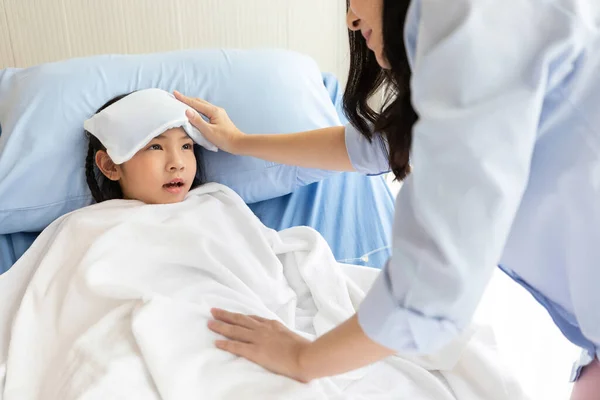 Närbild Asiatisk Flicka Har Feber Hon Ligger Sjukhus Med Sin — Stockfoto