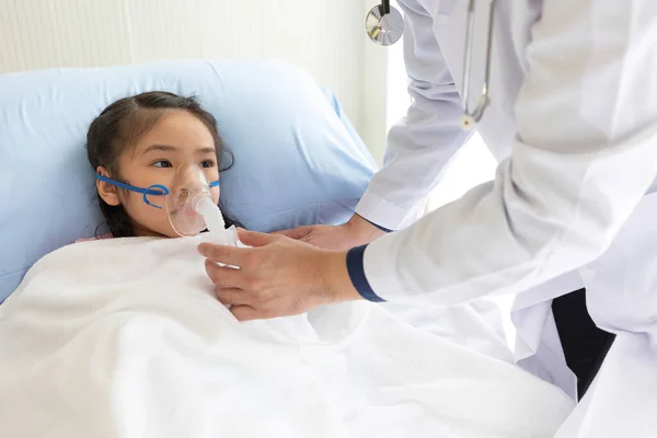 Asiatisk Barn Flicka Patient Som Får Artificiell Ventilation Från Läkare — Stockfoto