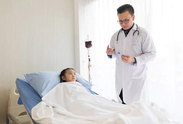 Asiatisk Barn Flicka Patient Får Blodtransfusion Sjukhus — Stockfoto