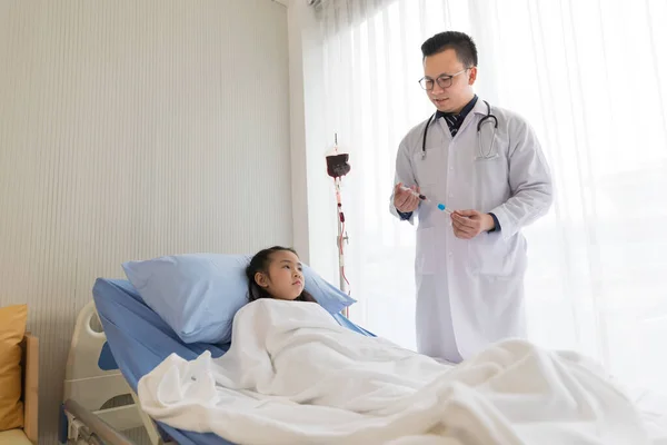 Asiatisk Barn Flicka Patient Får Blodtransfusion Sjukhus — Stockfoto