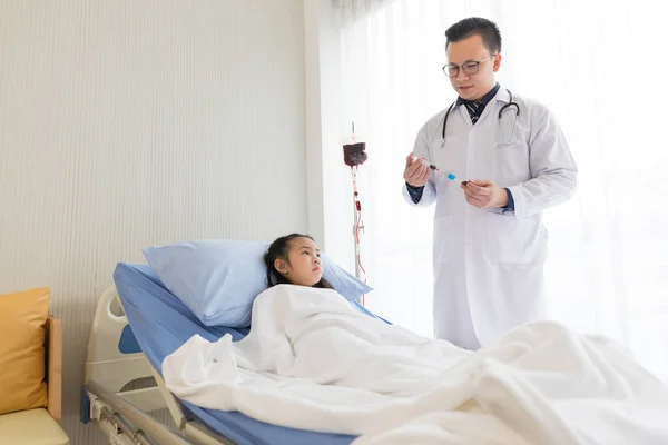 Ázsiai Gyermek Lány Beteg Kap Vérátömlesztést Kórházban — Stock Fotó