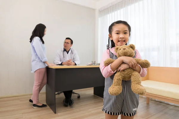 Asiatisk Flicka Som Håller Brun Teddy Tittar Kameran Med Sin — Stockfoto