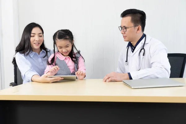 アジアの医師が小児科の患者と母親と話し — ストック写真