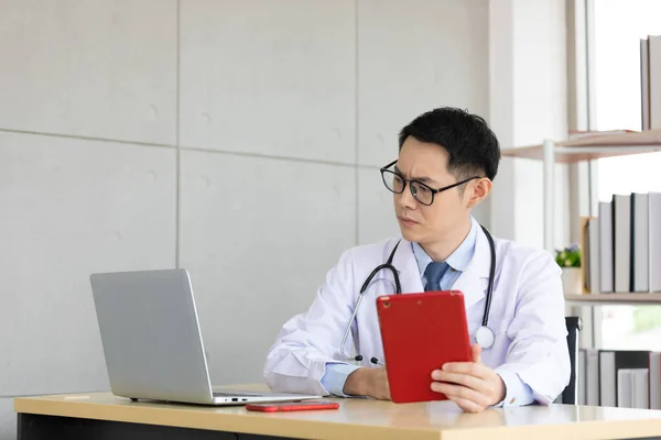 Asijský Lékař Mluvit Pacientem Spolupracovníkem Prostřednictvím Line Video Chat Počítačem — Stock fotografie
