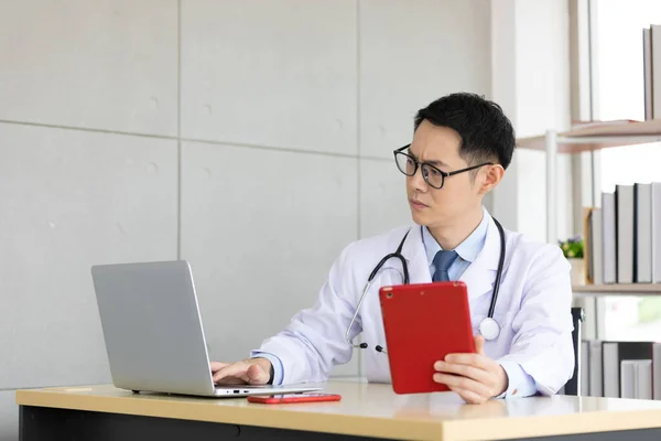 Asijský Lékař Mluvit Pacientem Spolupracovníkem Prostřednictvím Line Video Chat Počítačem — Stock fotografie