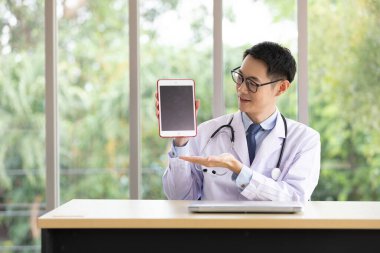 Asyalı doktor gülümse ve tablet ekranı göster