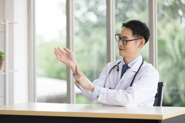 Asijský Lékař Položil Prst Zápěstí Ukazuje Pacienta — Stock fotografie