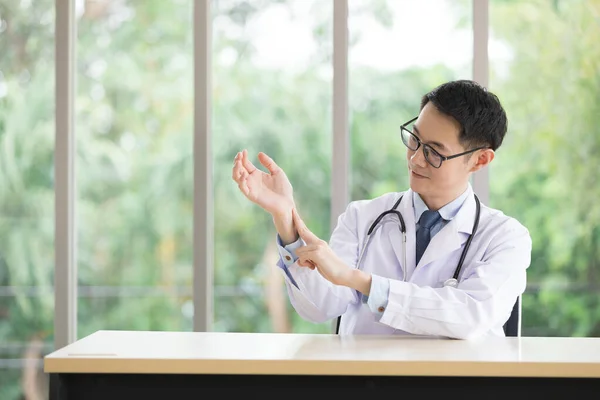 Asijský Lékař Položil Prst Zápěstí Ukazuje Pacienta — Stock fotografie