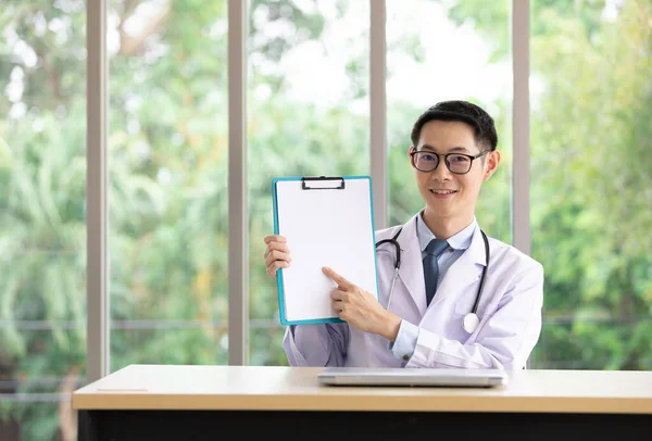 Aziatische Mannelijke Arts Met Medisch Klembord Papier Lege Ruimte Voor — Stockfoto