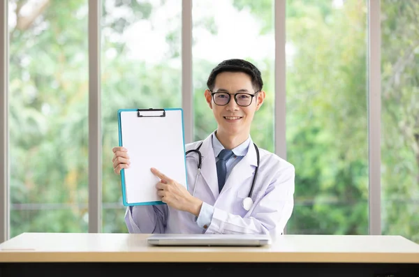 Asiatisk Manlig Läkare Som Håller Medicinsk Urklipp Papper Tomt Utrymme — Stockfoto