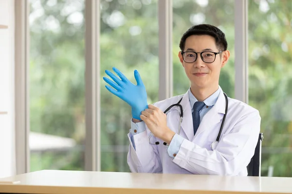 Porträtt Asiatisk Läkare Bär Medicinska Handskar För Att Skydda Virus — Stockfoto
