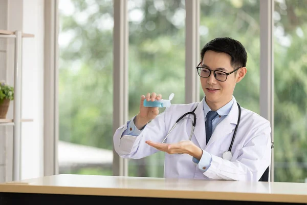 Asiatisk Manlig Läkare Tvätta Händerna Med Alkohol Gel För Att — Stockfoto