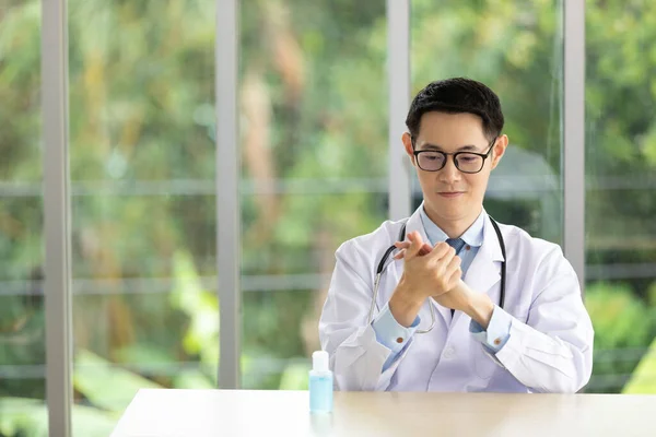 Asiatisk Manlig Läkare Tvätta Händerna Med Alkohol Gel För Att — Stockfoto
