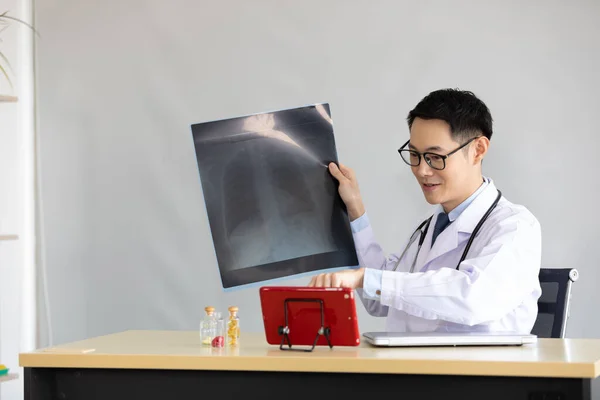 Mladý Lékař Vysvětluje Snímek Rentgen Pacientem Nebo Spolupracovníkem Prostřednictvím Online — Stock fotografie