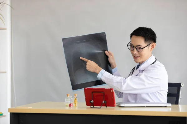 Ung Läkare Förklara Film Röntgen Med Patient Eller Medarbetare Online — Stockfoto