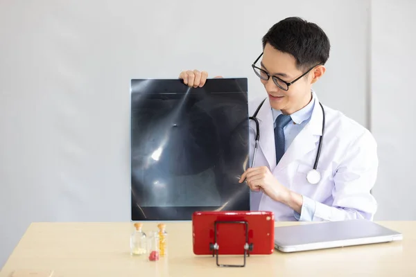Ung Läkare Förklara Film Röntgen Med Patient Eller Medarbetare Online — Stockfoto