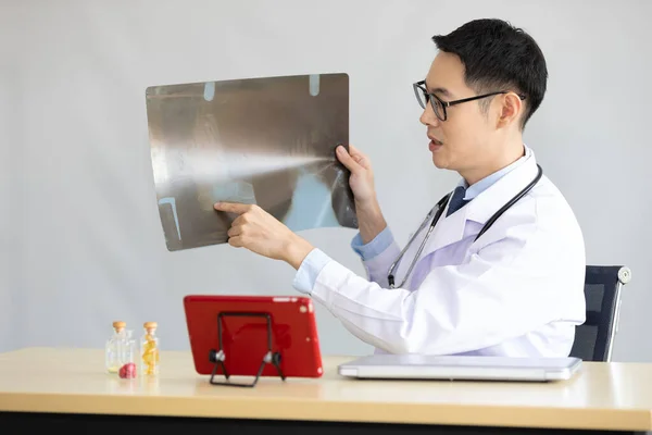 Ung Läkare Förklara Film Röntgen Fotröntgen Med Patient Eller Medarbetare — Stockfoto
