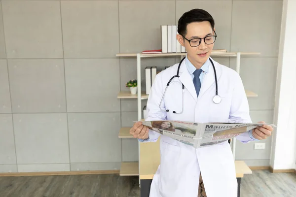 Asiatisk Läkare Läser Medicinsk Rapport Urklipp Läkarmottagningen — Stockfoto