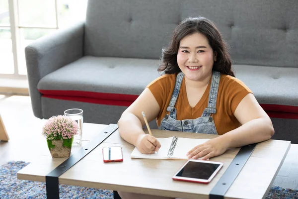 Sonriente Asiática Gordito Mujer Escritura Notebook Para Trabajo Estudio — Foto de Stock