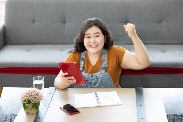 Retrato Asiático Gordito Mujer Celebración Tableta Mirando Pantalla Con Mano — Foto de Stock