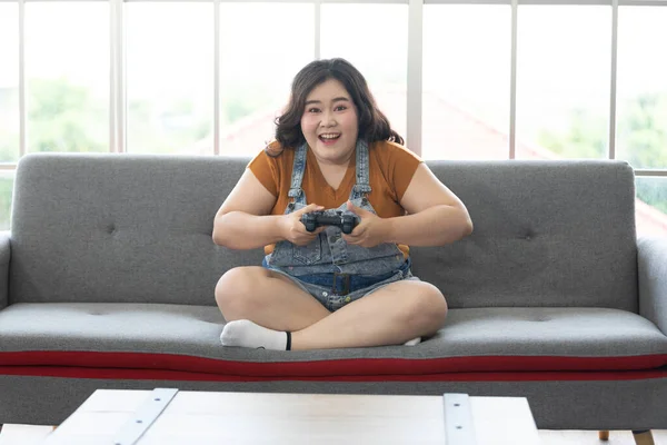 Satisfaire Chubby Femme Jouer Des Jeux Vidéo Maison — Photo