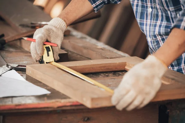 Primo Piano Uomo Falegname Misura Legno Con Metro Nastro Officina — Foto Stock