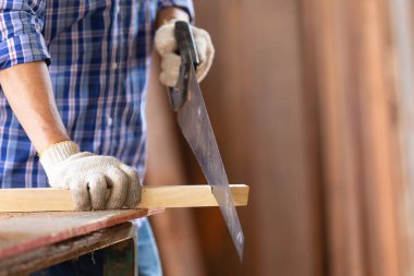 Yakın plan marangoz atölyede odun kesmek için demir kesici bıçak kullanıyor.