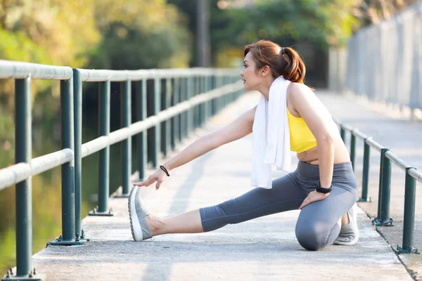 Young Fitness Woman Exercising Stretching Legs Running — Stock Photo, Image