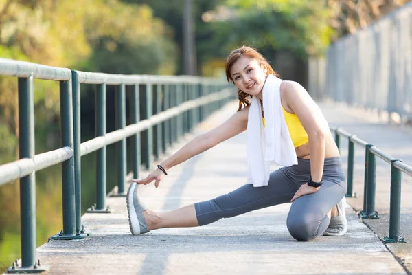 Young Fitness Woman Exercising Stretching Legs Running — Stock Photo, Image