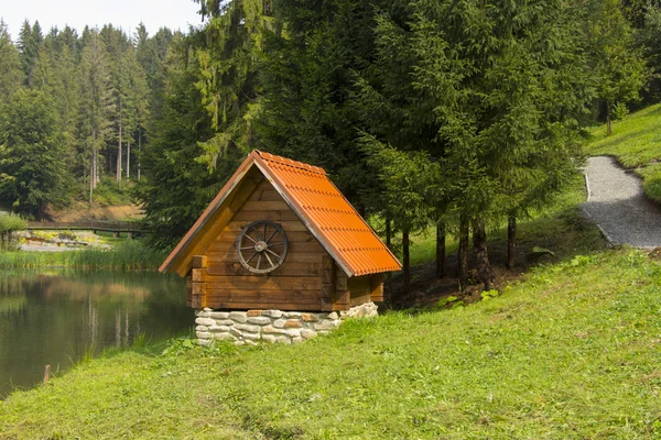 Wooden house above the lake — Stock Photo, Image