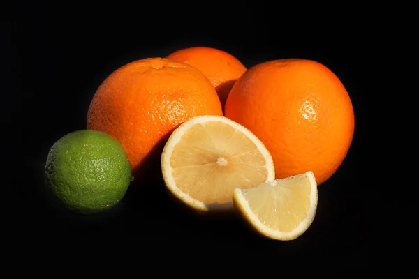 Citrus på svart bakgrund — Stockfoto