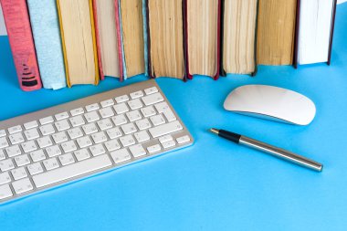 Ofis siyah resepsiyon masası beyaz bilgisayar, boş kartvizit, çiçek, kahve fincanı ve kalem.