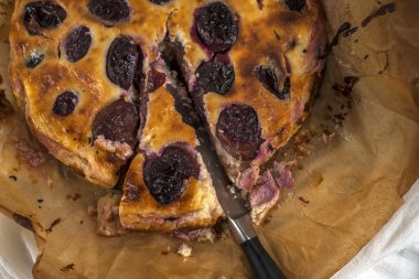 kahverengi bir tabloda erikli kek