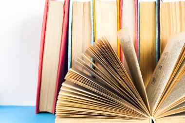 Açık kitap, Masa lambası üzerinde renkli ciltli kitap yığını. Okula dönüş. Metin için yer kopyalayın