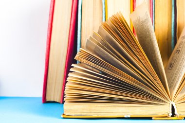 Açık kitap, Masa lambası üzerinde renkli ciltli kitap yığını. Okula dönüş. Metin için yer kopyalayın