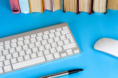 Ofis siyah resepsiyon masası beyaz bilgisayar, boş kartvizit, çiçek, kahve fincanı ve kalem.