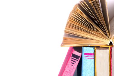 Açık kitap, Masa lambası üzerinde renkli ciltli kitap yığını. Okula dönüş. Metin için yer kopyalayın