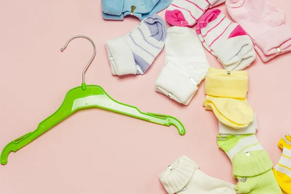 Calcetines bebé de algodón para recién nacidos sobre un fondo rosa colorido. Vista superior — Foto de Stock