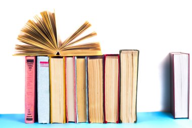 Açık kitap, Masa lambası üzerinde renkli ciltli kitap yığını. Okula dönüş. Metin için yer kopyalayın