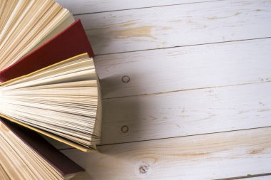 Bir daire içinde parlak renkli ciltli kitapların Üstten Görünüm.