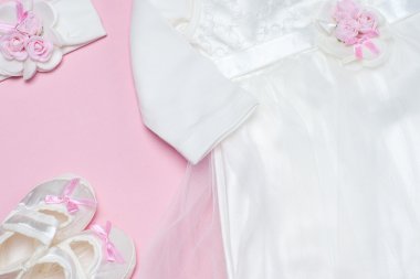 Pembe bir arka plan üzerinde kız bebek için giyim. Kopya alanı