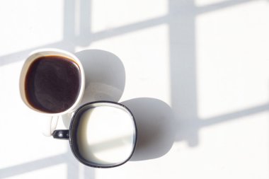 süt, doğal arka planda, üstten görünüm kahve, siyah ve beyaz fincan